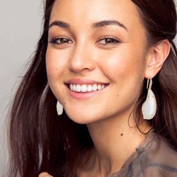 KENDRA SCOTT • Tinley Drop Earrings - Picture 2 of 4